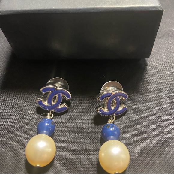 SALE ✅ Authentic Chanel Iconic pair with CC logo blue enamel and Pearl Earrings - Picture 8 of 10